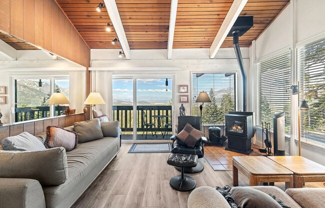 Building Photo - Fully Furnished 2 Bed / 2 Bath Corner Unit...