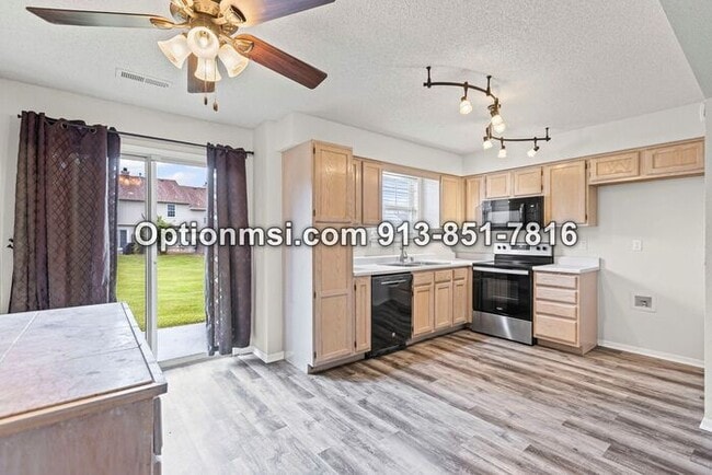 Building Photo - Beautifully updated
