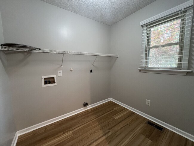 Building Photo - Beautifully Updated Kiln Creek Home with G...
