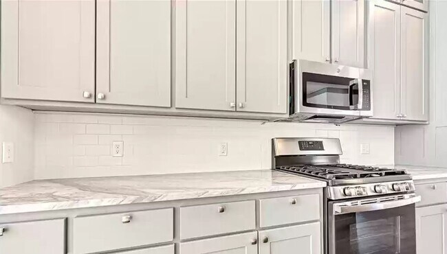 Building Photo - New construction in the heart of East Fayetteville!