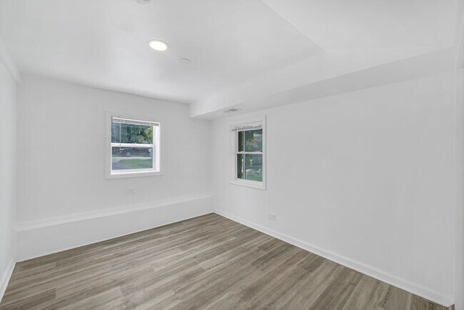 Building Photo - 37544 Columbus Ave