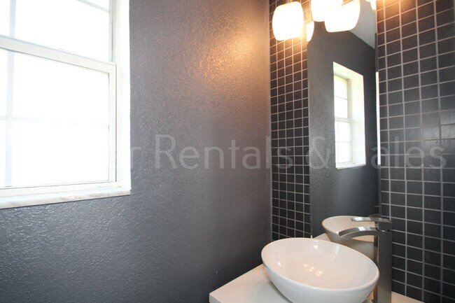 Building Photo - Beautiful 2 Bedroom, 1.5 Bath Townhouse