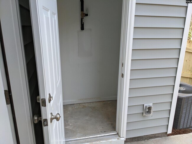 Building Photo - 200 Bluewing Dr