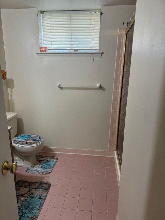 Building Photo - Beautiful 5 BR/3 BA Single-Family Home wit...