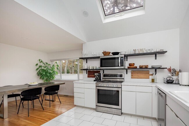 Building Photo - 43 Wooded Oak Ln