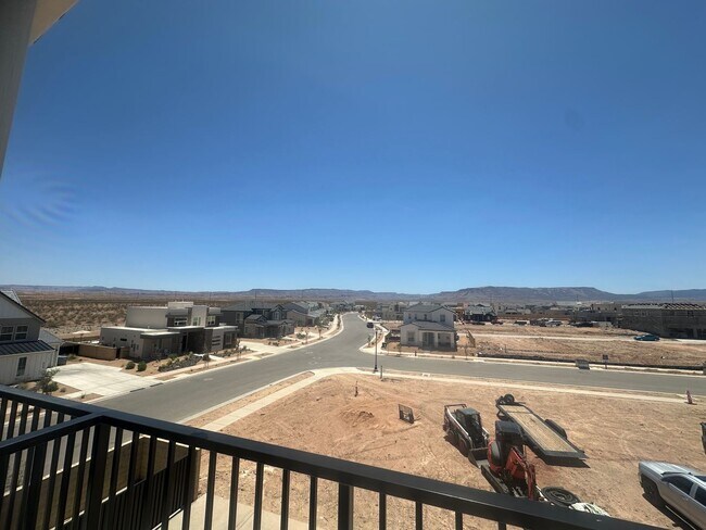 Building Photo - Luxury 3 bedroom Condo in Desert Color!