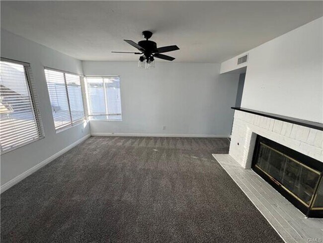 Building Photo - Beautifully Menifee Home with Three-Car Ga...