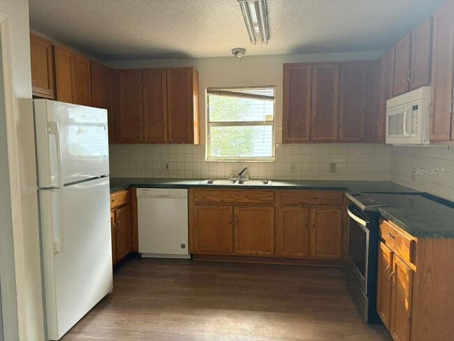 Building Photo - 548 E Walts Ave