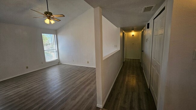 Building Photo - 3 bed 1.5 bath