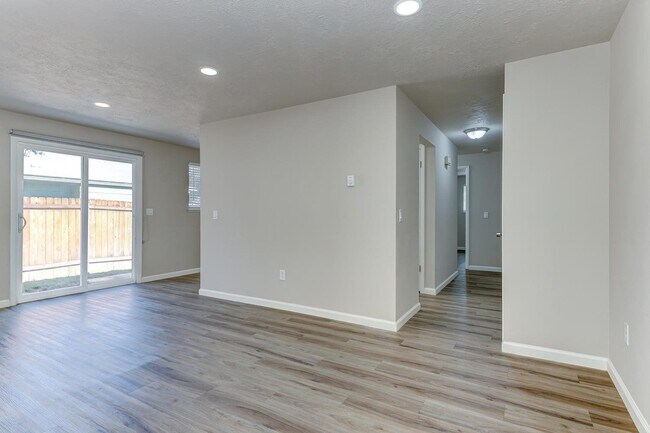 Building Photo - Beautifully Renovated 2 Bed, 1 Bath Townhouse – Available July 1st!