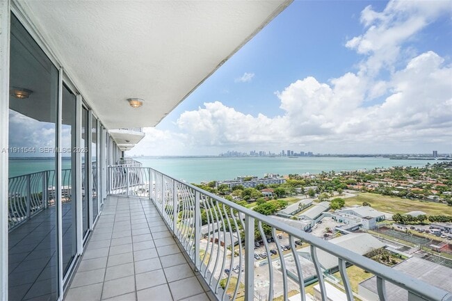 Building Photo - 7601 E Treasure Dr