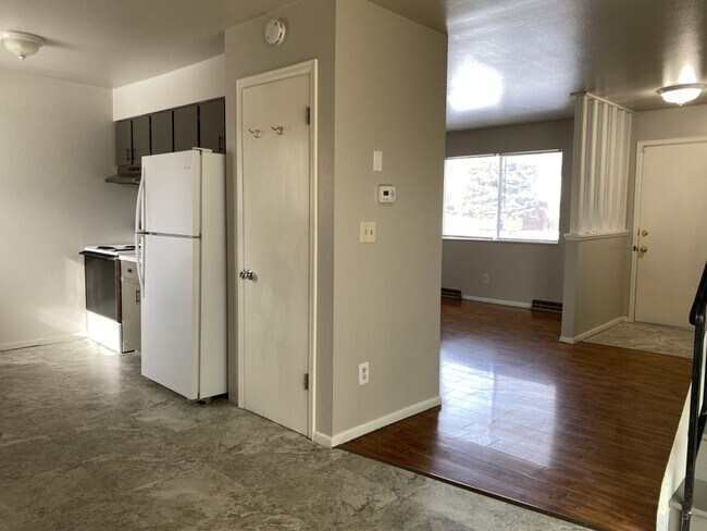 Building Photo - Cozy 3 Bed/1.5 Bath Duplex with Fenced Yard and 1 Car Garage