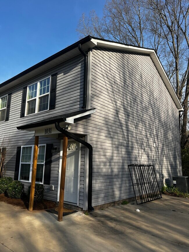 Building Photo - 1031 Virginia St