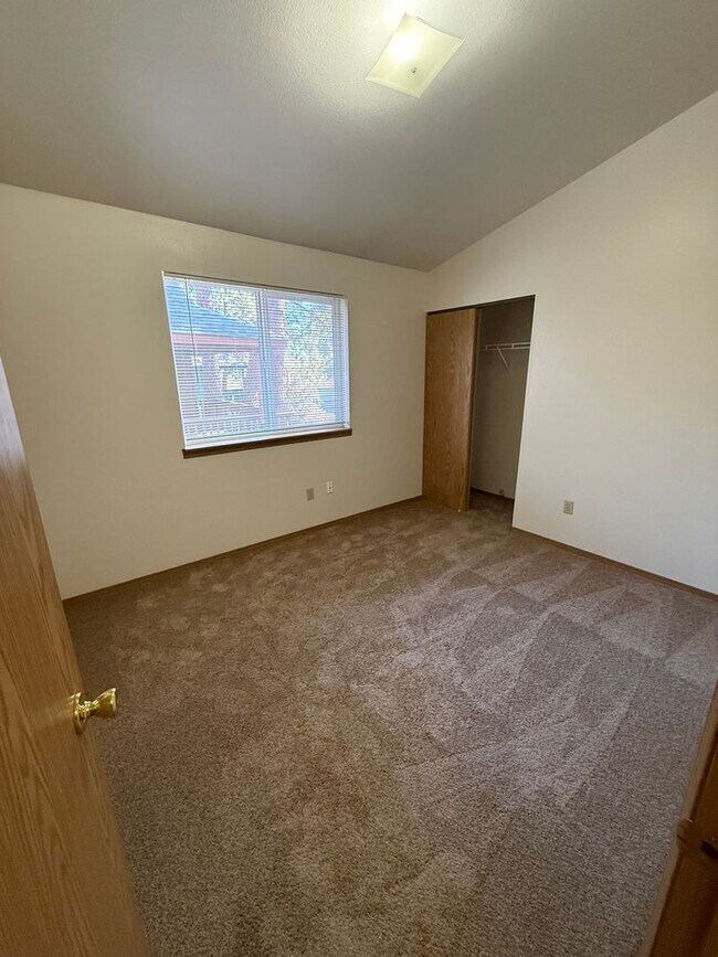 Building Photo - Close to COCC!  Townhouse, 2.5 Bath, W/D Hookups, Gas Fireplace, Water/Sewer Paid, Garage