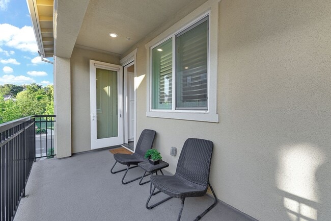 Building Photo - Modern, Bay View, 2 year old, 3 Bedroom, 3...