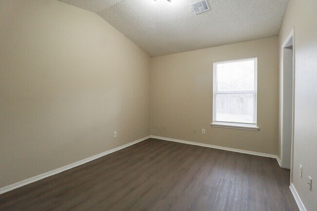 Building Photo - 3 Bed | 1 Bath in East Tulsa!