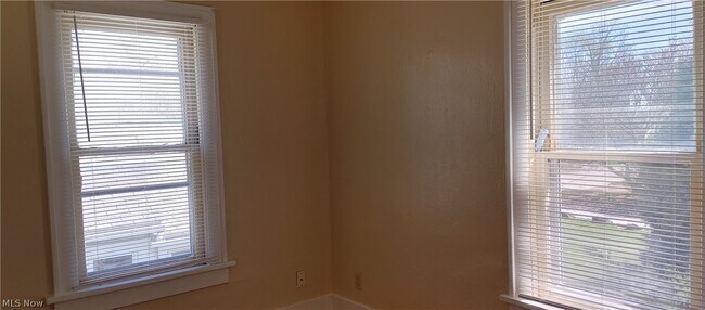 Building Photo - 956 Grant Ave