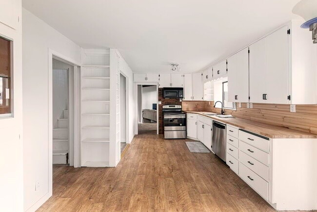 Building Photo - BEAUTIFUL CABIN STYLE HOME ACROSS FROM SILVER LAKE