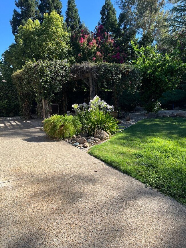 Building Photo - 3 BEDROOM/2 BATH EAST ROSEVILLE BEAUTY W/P...