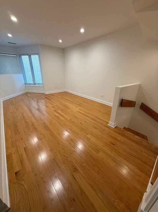 Building Photo - 5747 N Sheridan Rd