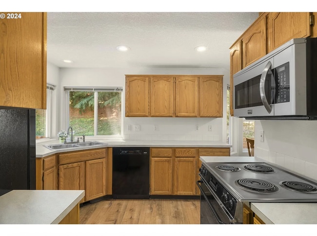 Building Photo - Stunning 4 Bedroom Home in Bethany!