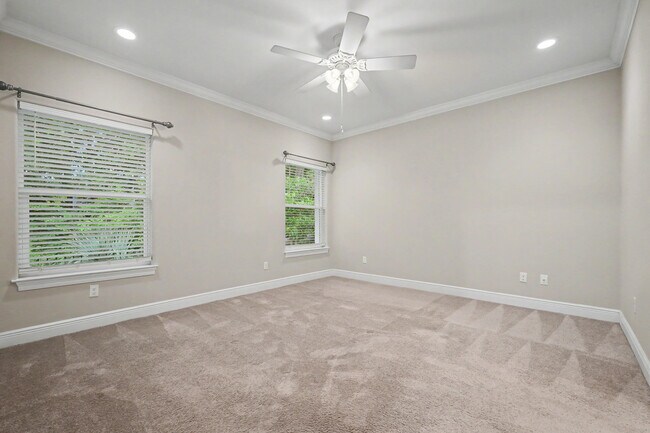 Building Photo - 490 Soundview Ct