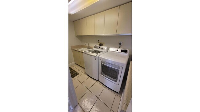 Building Photo - 2480 Presidential Way