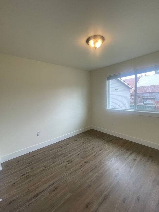 Building Photo - Stunning Modern Three Bedroom Duplex in Le...
