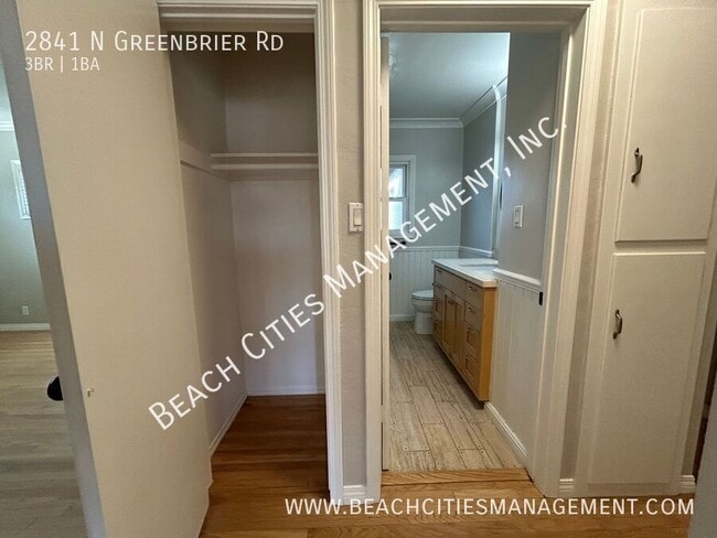 Building Photo - 2841 N Greenbrier Rd