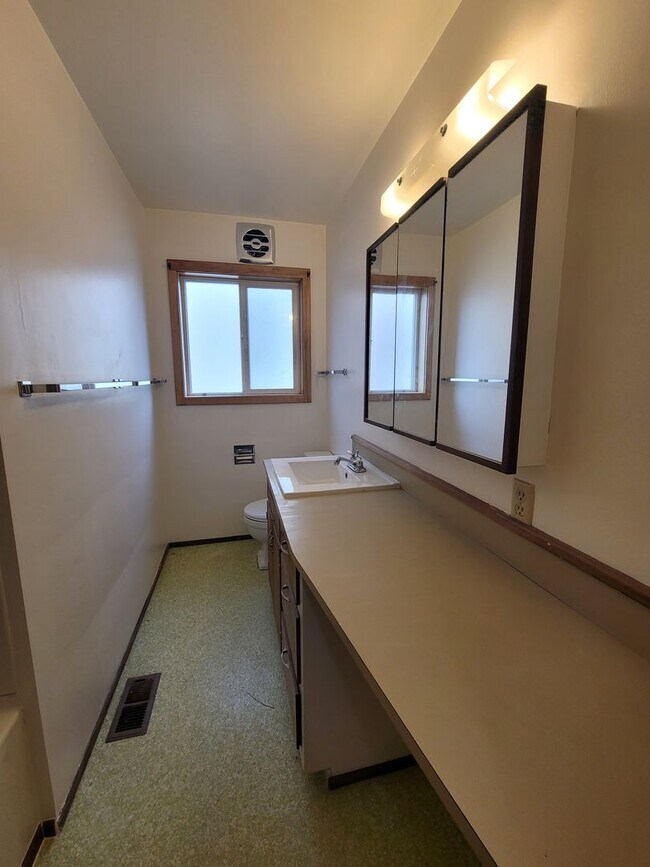 Building Photo - Charming 3 bed 2 bath with bonus room.