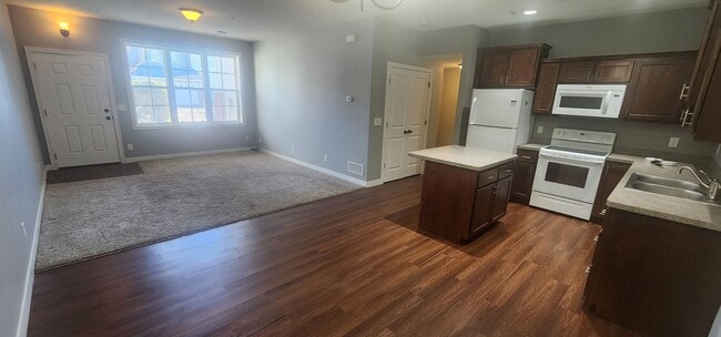 Building Photo - Beautiful 3 Bed Town Home for Rent