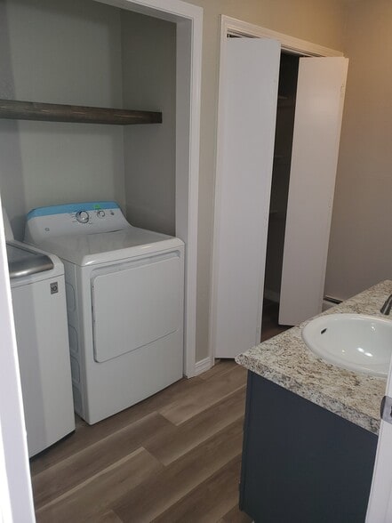 Building Photo - 625 E 22nd Ave