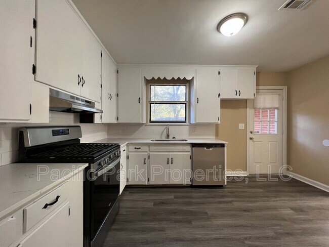 Building Photo - 3745 Honeysuckle Ct