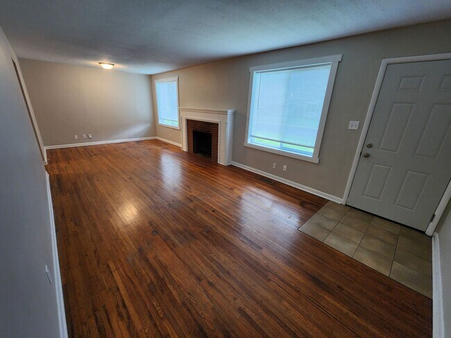 Building Photo - Spacious 3-Bedroom, 1-Bathroom Home AVAILABLE NOW!!