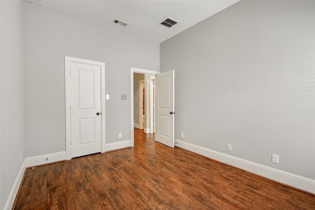 Building Photo - 2422 Monarch Terrace Dr