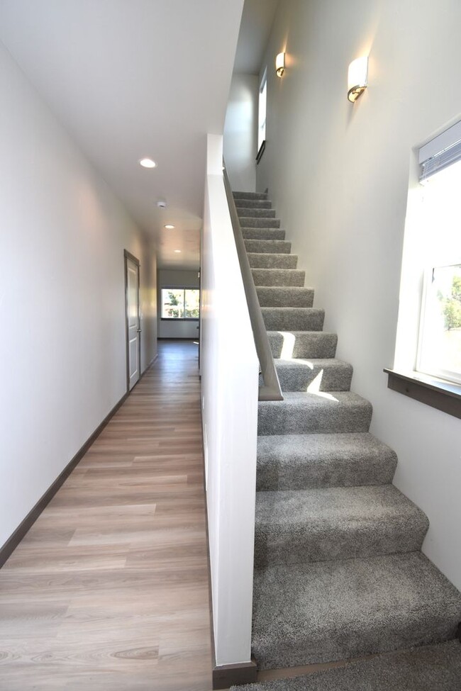 Building Photo - Gorgeous and Brand NEW 3 Bedroom with doub...