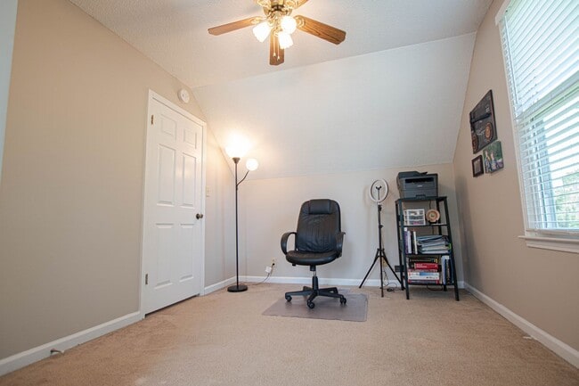 Building Photo - Pet Friendly Four Bedroom on Exit 8!
