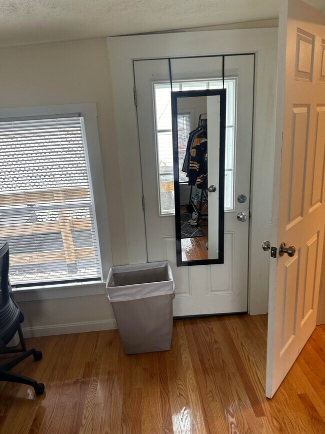 Building Photo - 525 E 3rd St