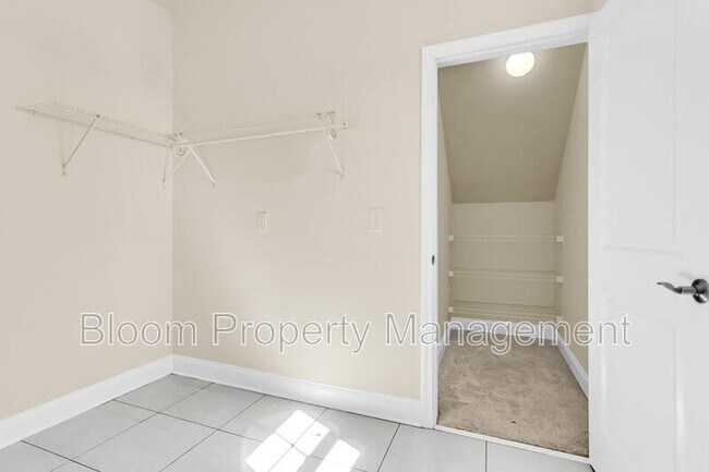Building Photo - 2649 Lohr Dr