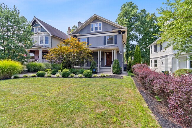 Building Photo - OAKLEY - Stunning executive tudor