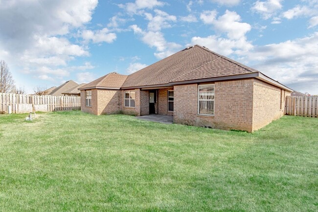 Building Photo - Centerton Family Home!