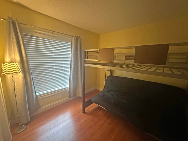 Building Photo - Welcome to charming 2-bedroom, 1-bathroom ...