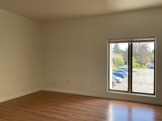 Building Photo - 1 Bed / 1 Bath Houghton condo in Kirkland $1,795/month