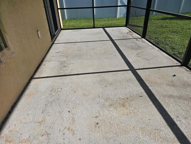 Building Photo - 3050 Beacon Dr