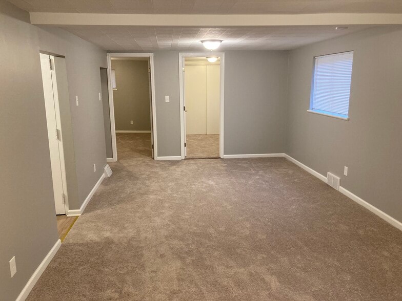 Building Photo - 319 Camp Horne Rd