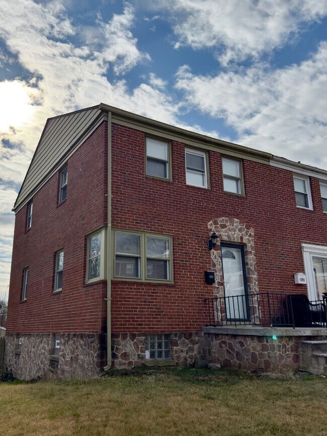 Building Photo - Spacious 4-Bedroom Townhome with Modern Am...