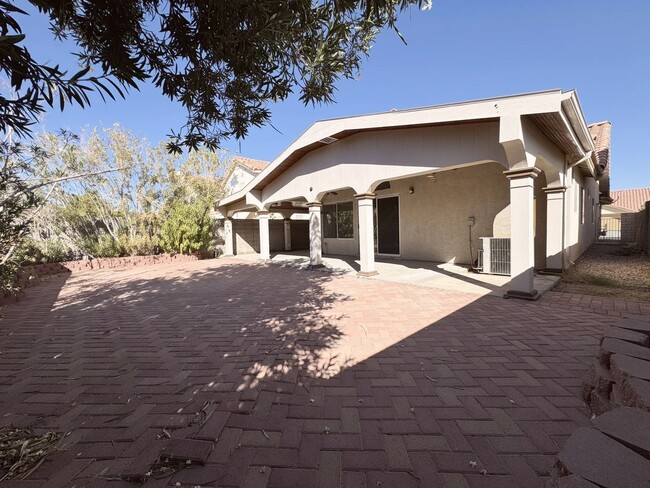 Building Photo - Step into this charming 3-bedroom, 2-bathroom residence in Henderson