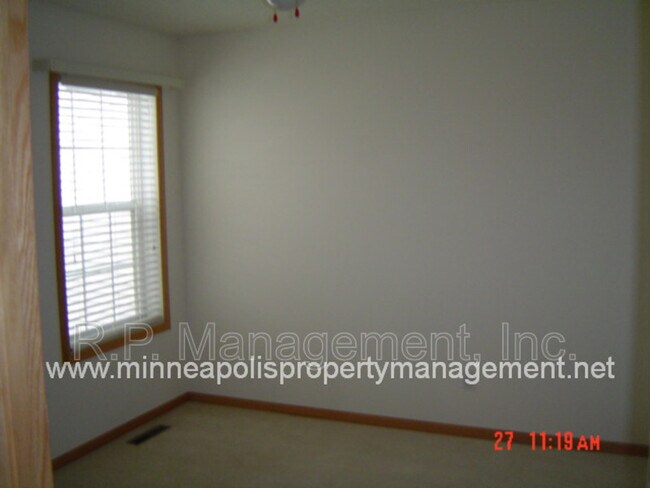 Building Photo - 15220 Florist Cir