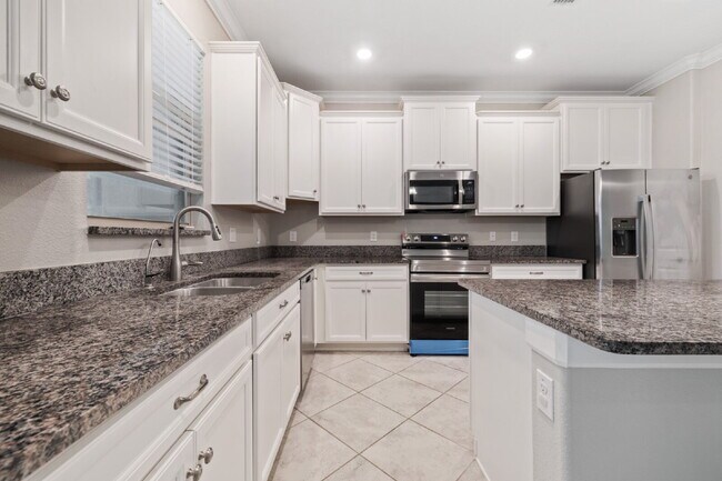 Building Photo - "Spacious 4-Bed Oasis with Granite Charm in Lutz!"In a gated community with 2 Cars garage