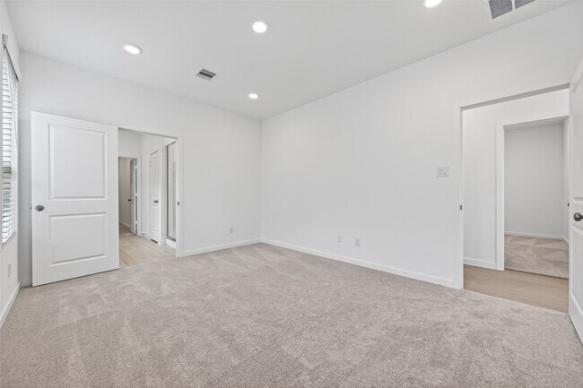 Building Photo - 27435 Sunterra Village Dr